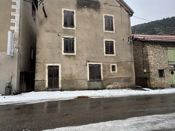 Grande maison de village indépendante à rénover - 257 m² - Fort potentiel - Saint-Julien-en-Beauchên