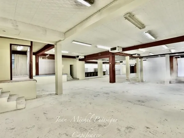 Entrepôt / Bureaux de 750m2 à Vendre à SAINT GAUDENS (31)