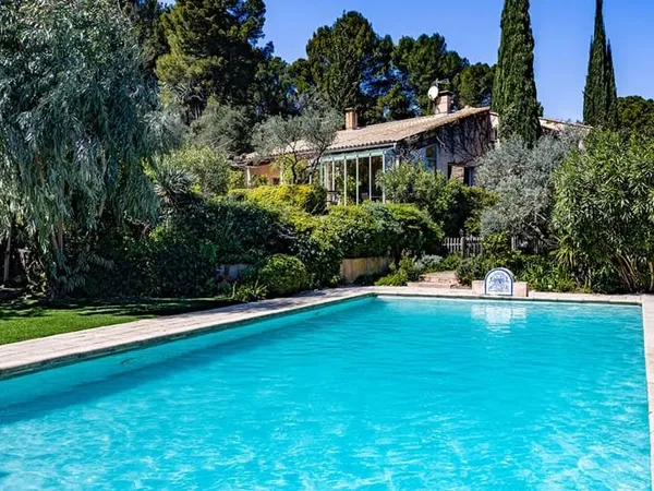 Vue Ventoux , Maison d'architecte 245 m² avec piscine sur 4 000 m² de terrain.