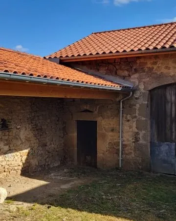 Idéal 1er achat ou investissement ; Grange en pierres de taille, 70 m2 au sol, vue sur la Madeleine 