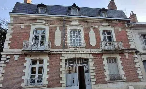 Rénovez cette maison de 143 m2 avec dépendances et deux jardins dans Tours