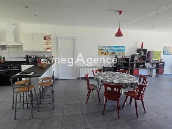 Maison d'architecte proche de PONTIVY avec très grand garage idéale artisan