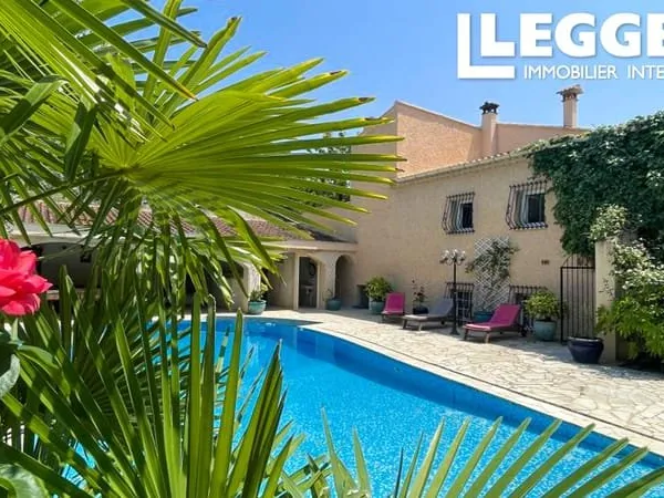 Belle villa spacieuse avec appartement indépendant, grande piscine et jardin paysager
