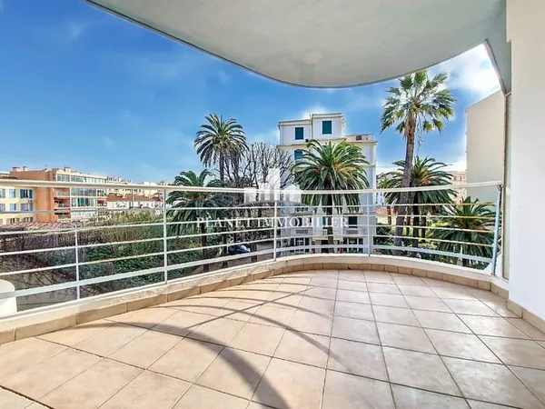 JUAN LES PINS - A 100M DES PLAGES - GRAND STUDIO AVEC TERRAS