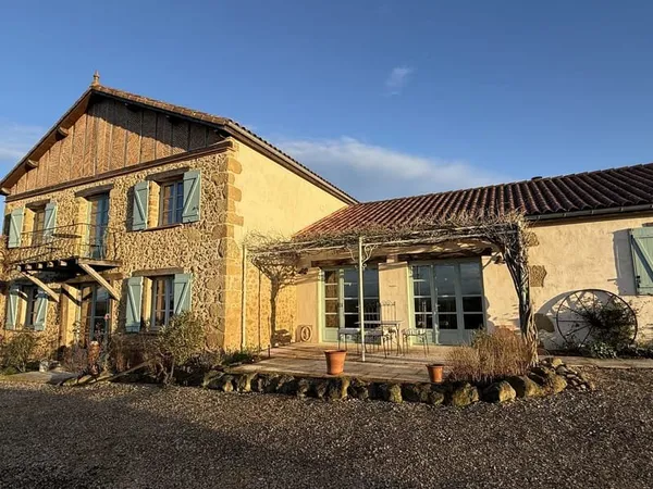 Maison Restaurée avec Goût, Gîte Indépendant, Piscine et Vue