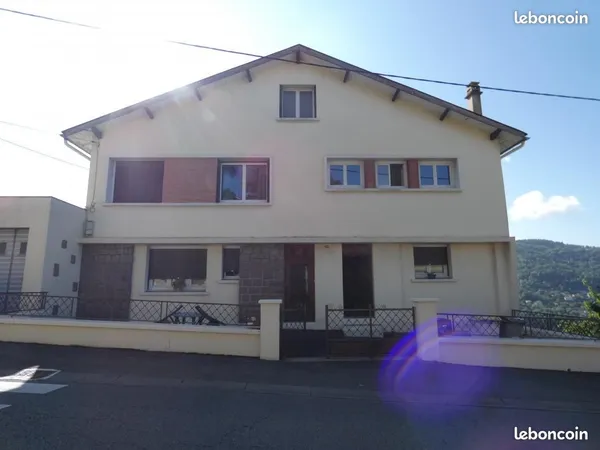Maison comprenant 2 grands appartements indépendants, 4 garages, 1 jardin et plusieurs sous sol à Th
