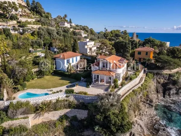 CAP D'AIL - Villa en bord de mer