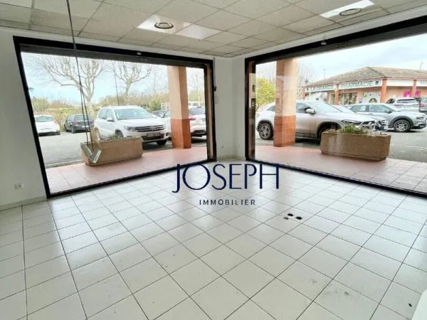 SAINT JORY CENTRE - Local commercial de 82 m² dans centre commercial attractif