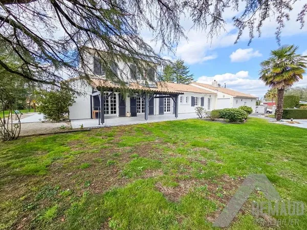 Maison 7 pièces 253 m²