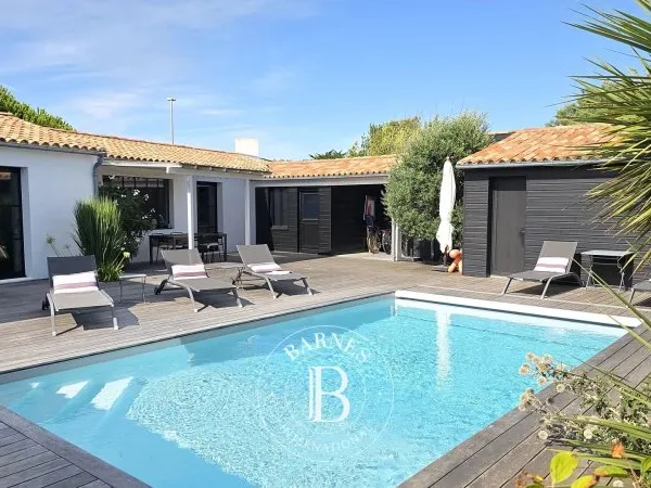 LES PORTES - 6 CHAMBRES - PISCINE - ENTRE PLAGE ET CENTRE-BOURG