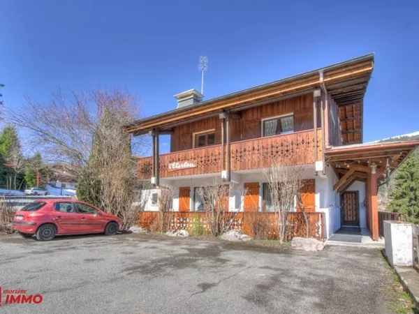 Atelier à rénover de 100m2 à quelques pas du centre des Gets