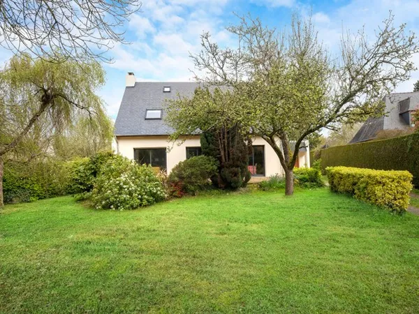 A vendre à Betton maison de 132m² habitable, 161m² au sol, 5 chambres dont 2 au rez-de-chaussée, une