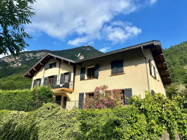 Maison en pierre indépendante avec vue panoramique, jardin et gîte