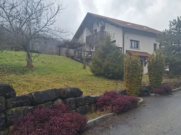 Maison individuelle de 147m2 sur 1200m2 de terrain, 4 chambres et sous-sol complet