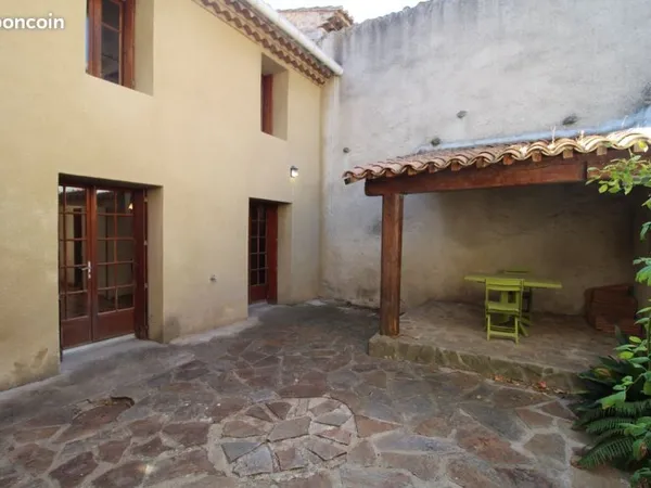 Maisond e village avec 2 cours