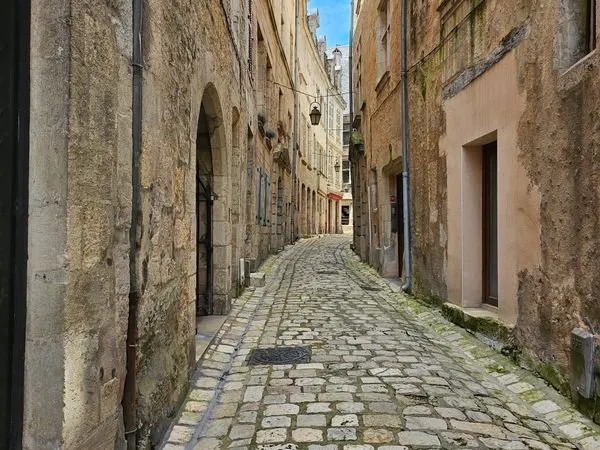 2P au pied de la cathédrale refait à neuf