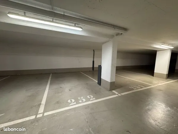 Place de parking - immeuble récent - angle Dôme / Jean-Jaurès