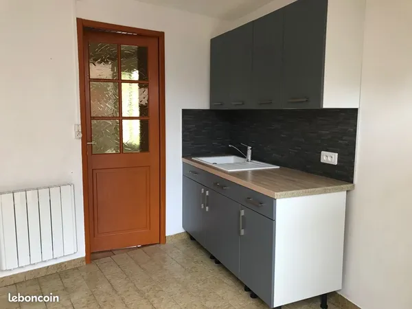 Maison de ville avec à l'étage une grande et une petite chambre, cuisine fermée et beau séjour salon