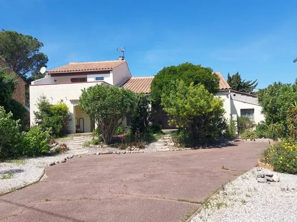 Treilles, villa 4 faces de 160 m2 avec piscine et joli jardin proche des plages.