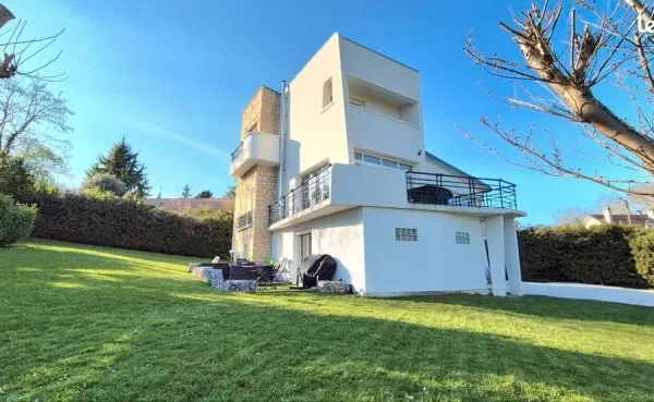 Maison d'architecte rénovée avec belle vue