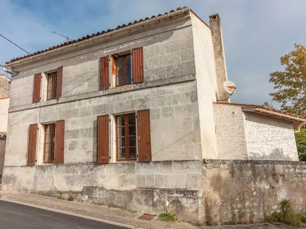 Maison de village traditionnelle dans un village prisé