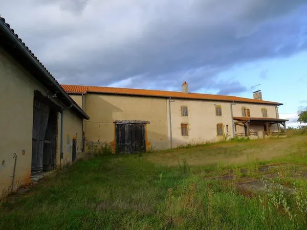 Très beau potentiel pour ce corps de ferme à rénover avec vue imprenable