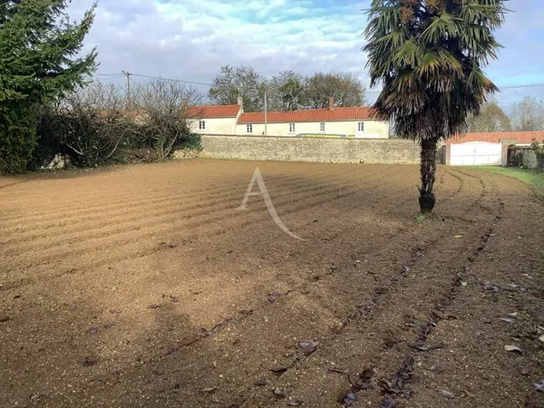 Terrain de 2 475m² à Longèves