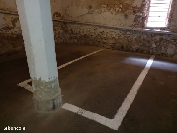 Parking intérieur moto scooter trottinette vélo