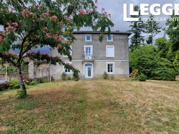 Grande maison familiale avec dépendances sur un grand terrain. Potentiel gites, B&B, chevaux...