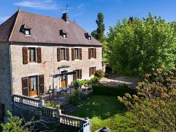 Un plaisir quercynois - deux grandes maisons en pierre en pleine campagne