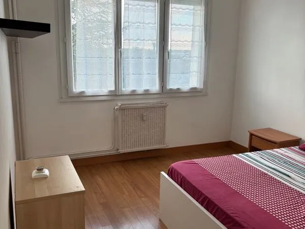 Chambre meublée