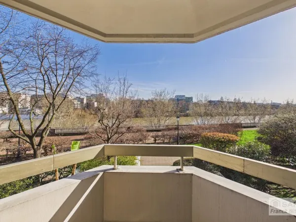 FRONT DE SEINE - 2 PIÈCES DE 53 M² - VUE SEINE ET ÎLE DE LA JATTE