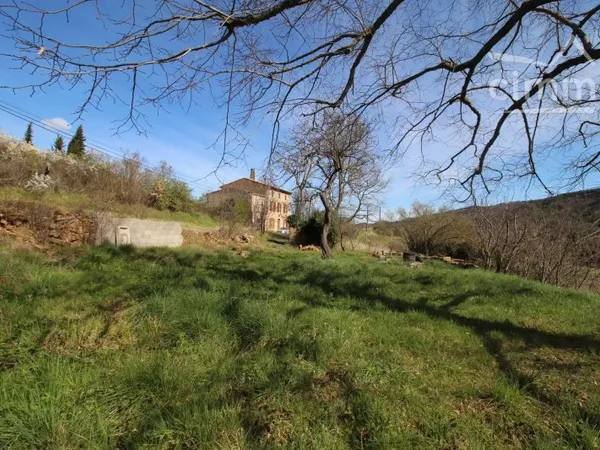A vendre grande maison de village 4 faces avec terrain, puits et source