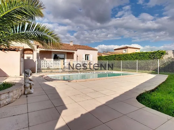 Maison de plain-pied individuelle avec piscine sur 550 m² de parcelle