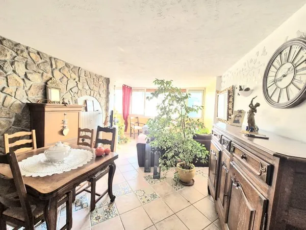 GRAND T4 TRAVERSANT EN DERNIER ETAGE LOGGIA