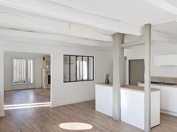 Belle demeure en pierre rénovée centre village 232 m2, 5 chambres, jardin, dépendance