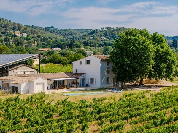 Cotignac - Domaine viticole de charme - Bastide rénovée, vignes bio en AOP Côtes de Provence, piscin