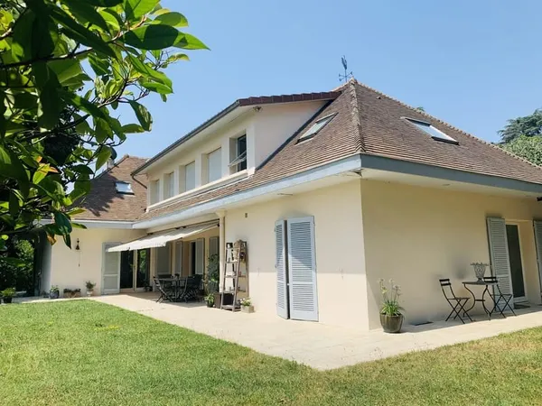 Exceptionnel, centre de charbonnières les bains, belle propriété sur beau terrain avec vue
