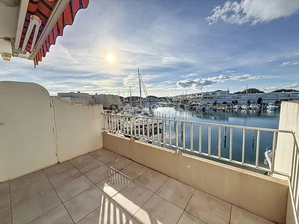 Á Port Camargue, Marina de type P3 de 52m² environ entièrement rénovée