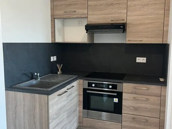 Appartement T2, avec terrasse et 2 places parking, état neuf