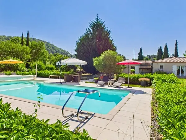 LOT- LUZECH Superbe propriété, impeccablement présentée, située dans un grand parc clos avec piscine