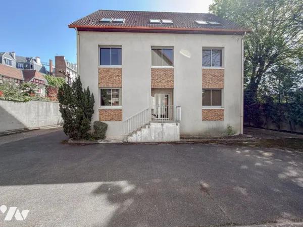 Local d'activités 300 m²