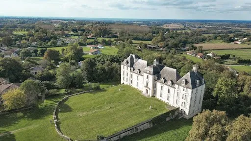 Château 30 pièces 3000 m²