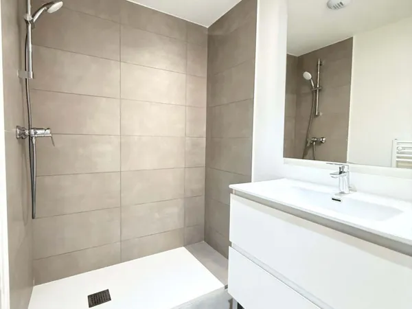 Superbe T3 traversant vue imprenable sur Grimaud
