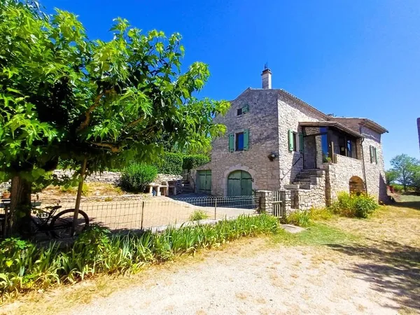 Charmante maison en pierre apparente de 84 m2, au calme sur parcelles de 2615 m2 avec piscine