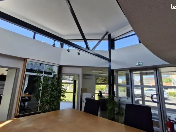 Bureau et espace de travail Location Issoire  190m² 850€