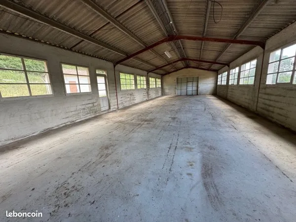 A LOUER - LOCAL COMMERCIAL 110m2 - Idéal ARTISAN / STOCKAGE / ACTIVITE PROFESSIONELLE