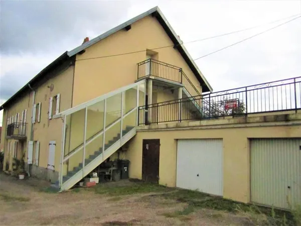 Immeuble de 430 m2 habitables composé de 4 appartements à Vesoul 70000 au prix de 197 900 Euros