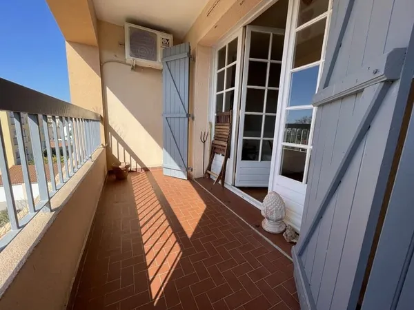 Appartement T1 avec balcon en dernier étage - cave et parking