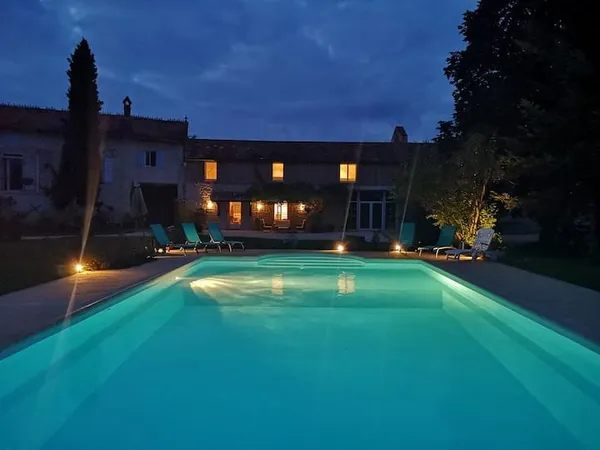 Rare ! LABURGADE (46 - Lot) Corps de ferme rénové avec maison + gîte 4★★★★ Piscine - 3 828m²